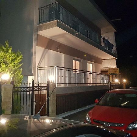 Dimitris Apartments Nea Plagia Eksteriør billede